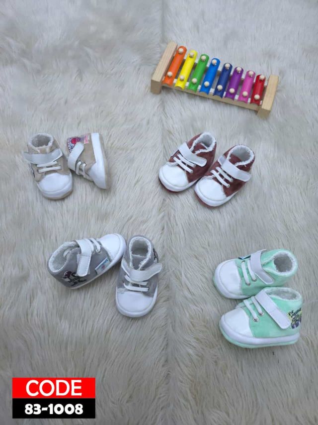 حذاء اطفالي صغير